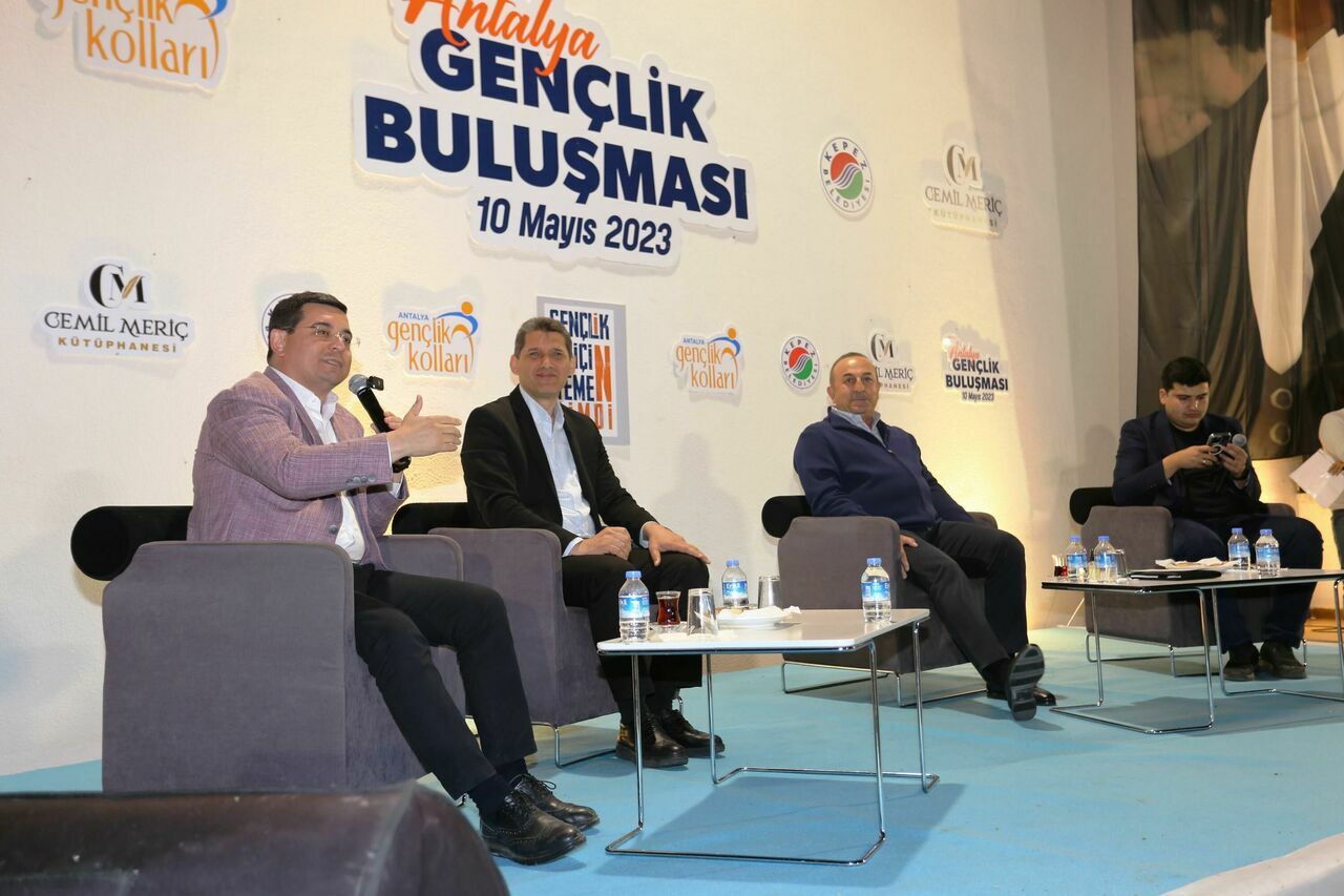 Bakan-Cavusoglu,-Antalyada-genclerle-bulustu_3