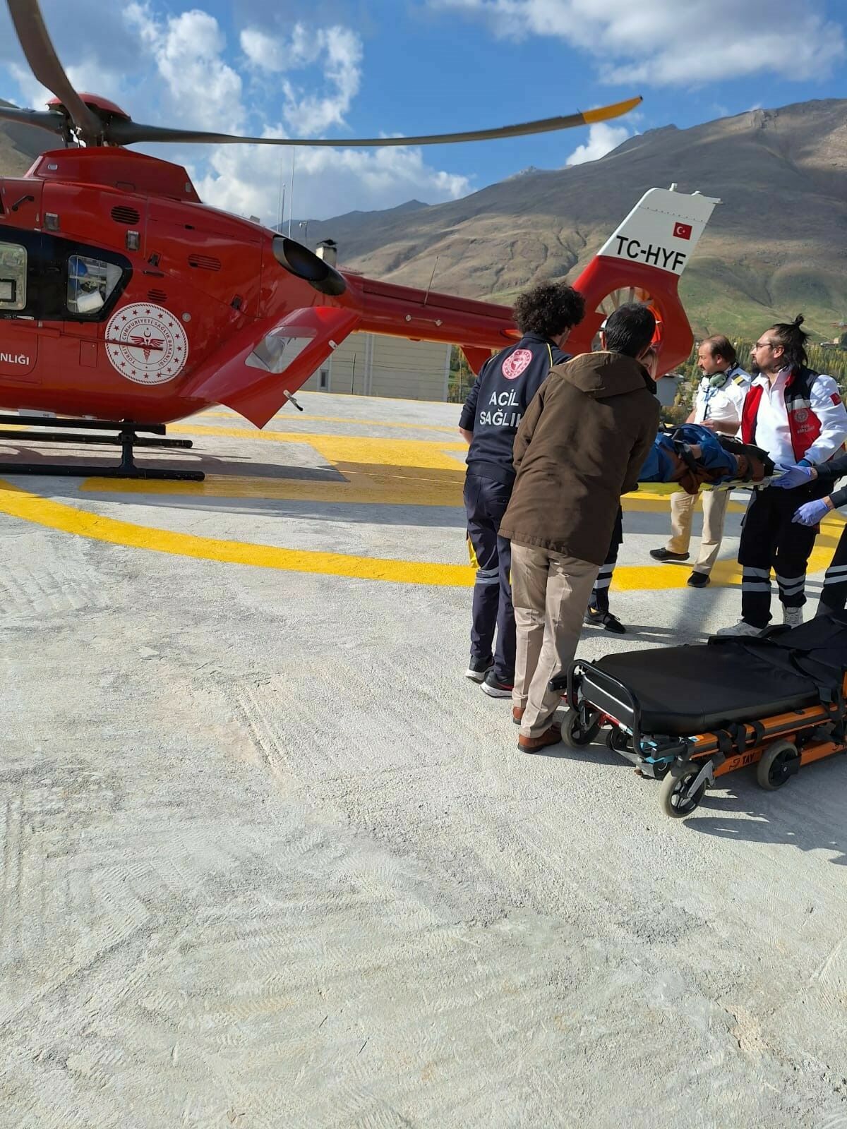 helikopter ile hastaneye yetiştirdiler - 1