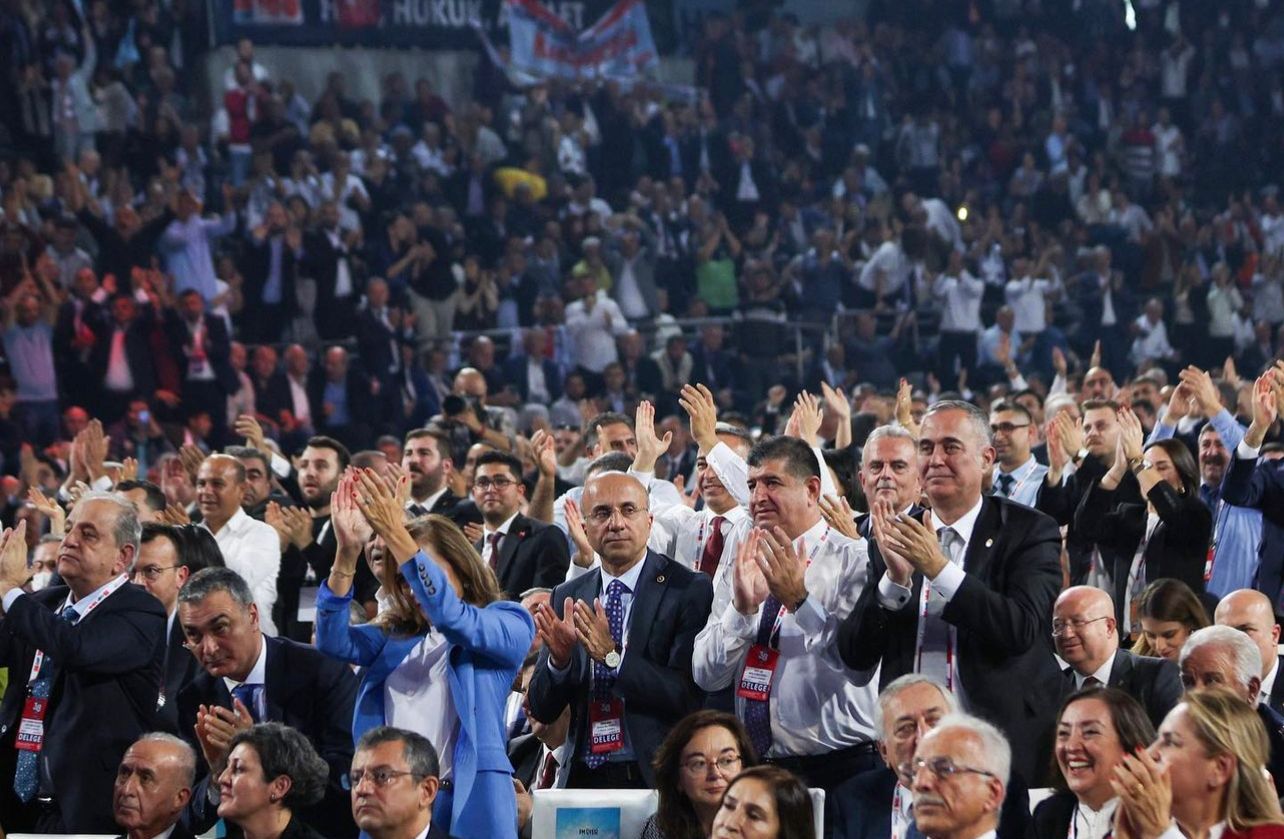 Antalya Milletvekilleri Cavit Arı ve Sururi Çorabatır Kılıçdaroğlu’nu ayakta alkışladı