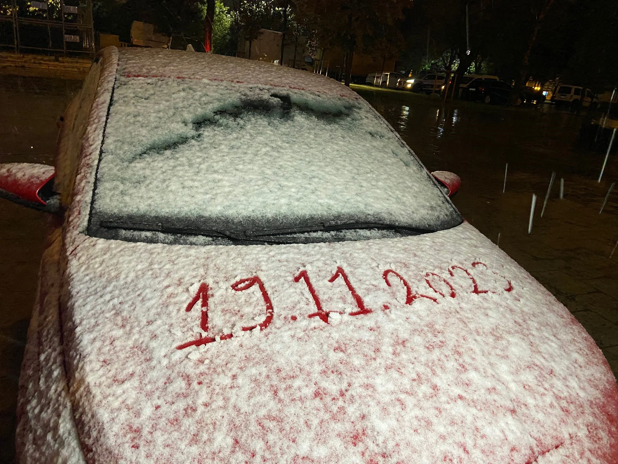 İstanbul'da sabah saatlerinde başlayan kar etkisini arttırarak devam ediyor. Anadolu yakasında etkili olan kar yağışı yolları ağaçları ve araçları kısa sürede beyaza bürüdü.
