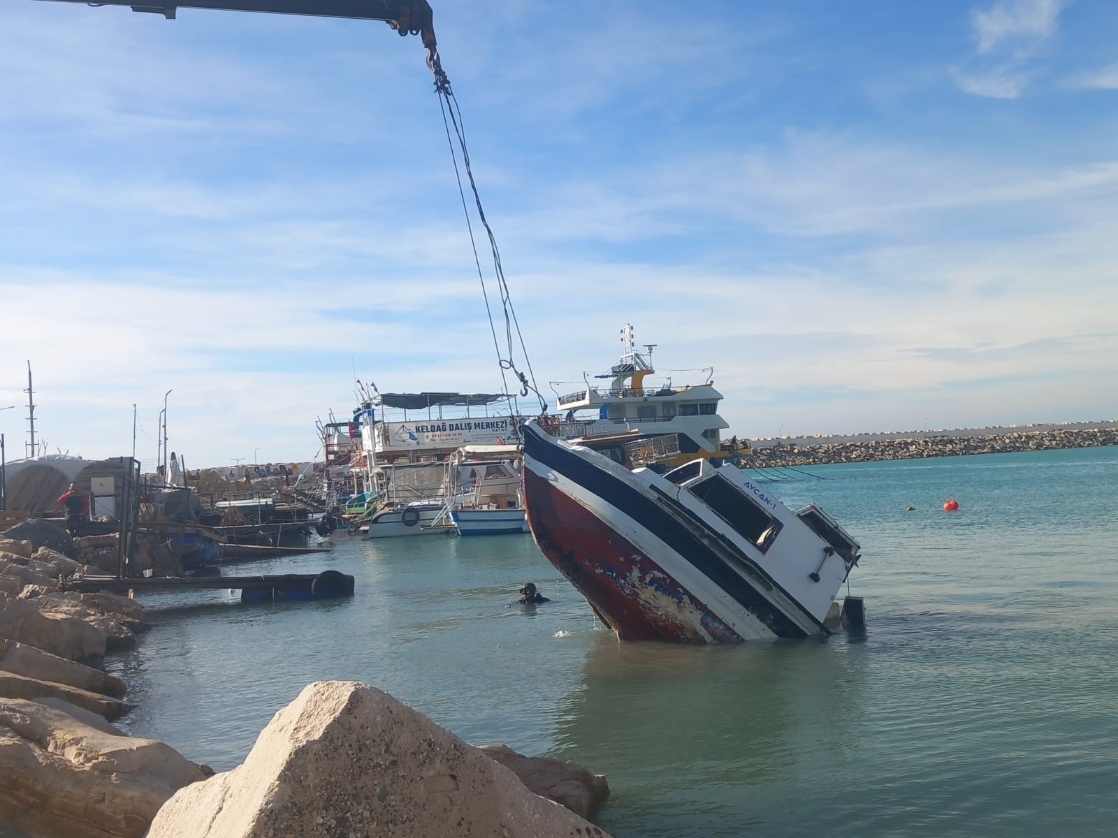 Hatay'da balıkçı teknesi fırtına felaketinden kurtarıldı
