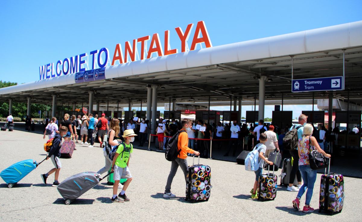 Antalya'da turizm Rüzgarı: Yılın son haftasında rekor turist akını!