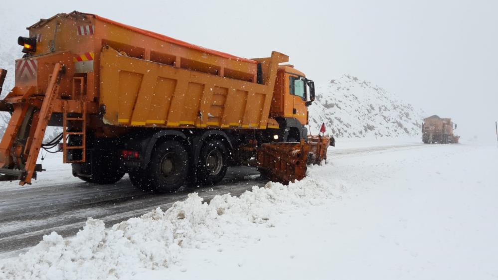 Alacabel’de kar yağışı etkili oldu kapanan yollar yeniden açıldı