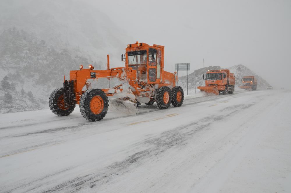 Alacabel’de kar yağışı etkili oldu kapanan yollar yeniden açıldı