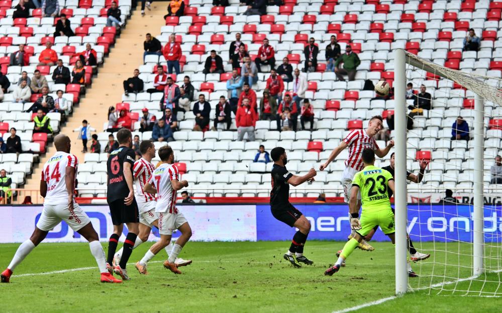 Antalyaspor Fatih Karagümrük'ü 2-1 mağlup etti