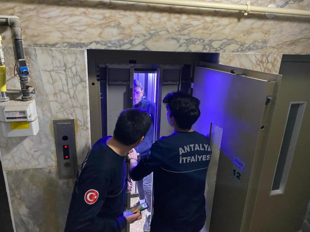 Antalya’nın Muratpaşa ilçesinde, bir kargo teslimatı için 14 katlı bir binaya giden kurye, binanın 12. katında asansörde mahsur kaldı. İtfaiye ekipleri, 45 dakikalık bir çalışma sonucunda kuryeyi kurtardı.
