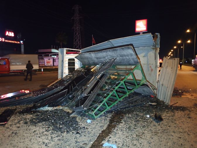 Adana'da Feci Kaza! Kamyonetle Çarpışan Otomobil Mezarı Oldu