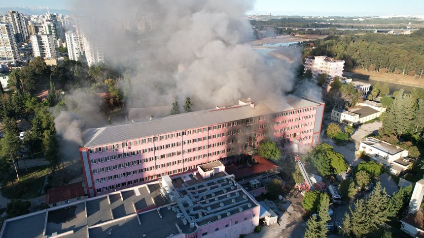 Adana'daki Eski Devlet Hastanesinde Yangın! 2 Işçi Mahsur Kaldı  N