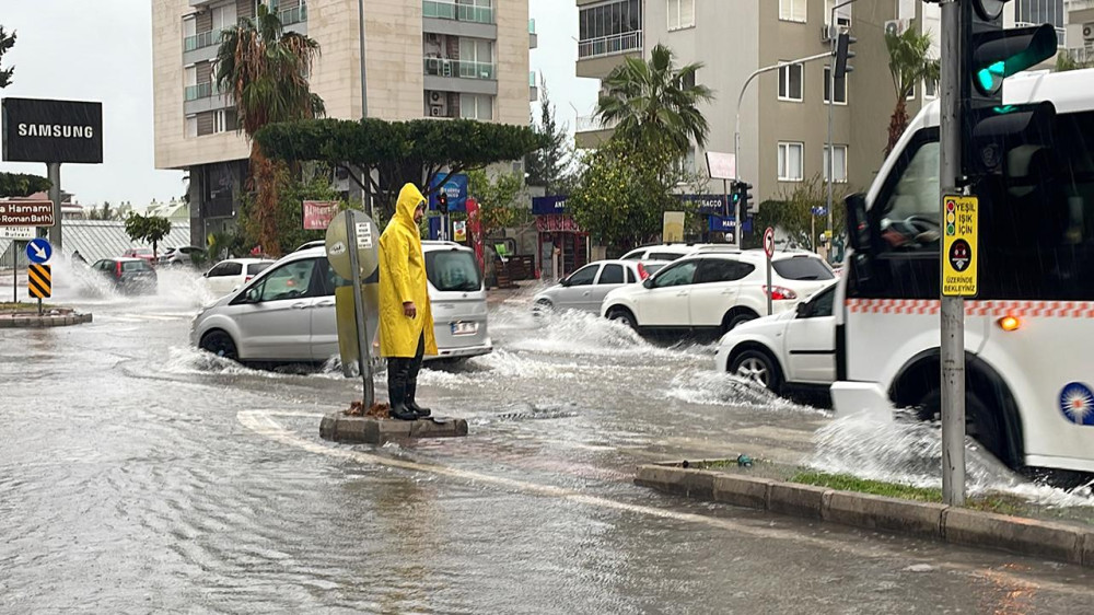 Antalya'da yarın kuvvetli sağanak yağış bekleniyor