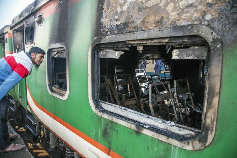 Bangladeş'te Tren Vagonları Ateşe Verildi3 Result