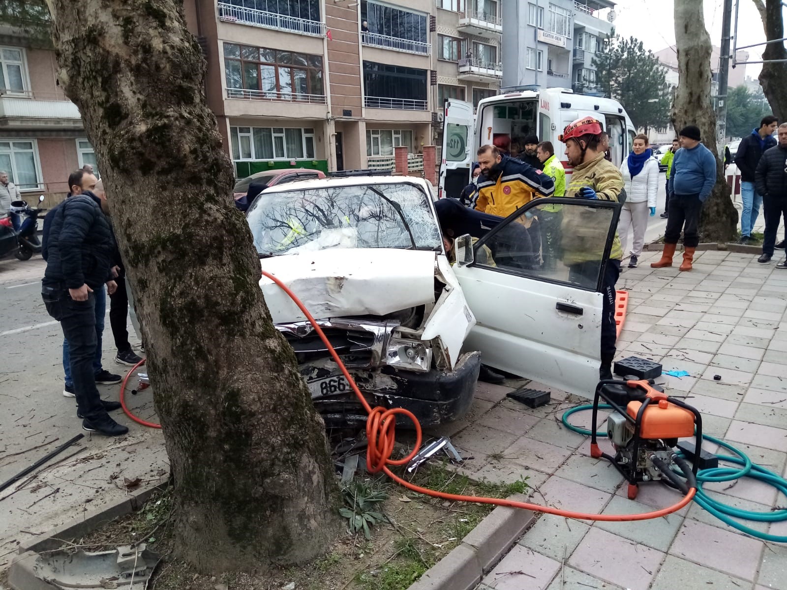 Direksiyonda Fenalaşarak Ağaca Çarpan Kamyonetin Sürücüsü Hayatını Kaybetti2