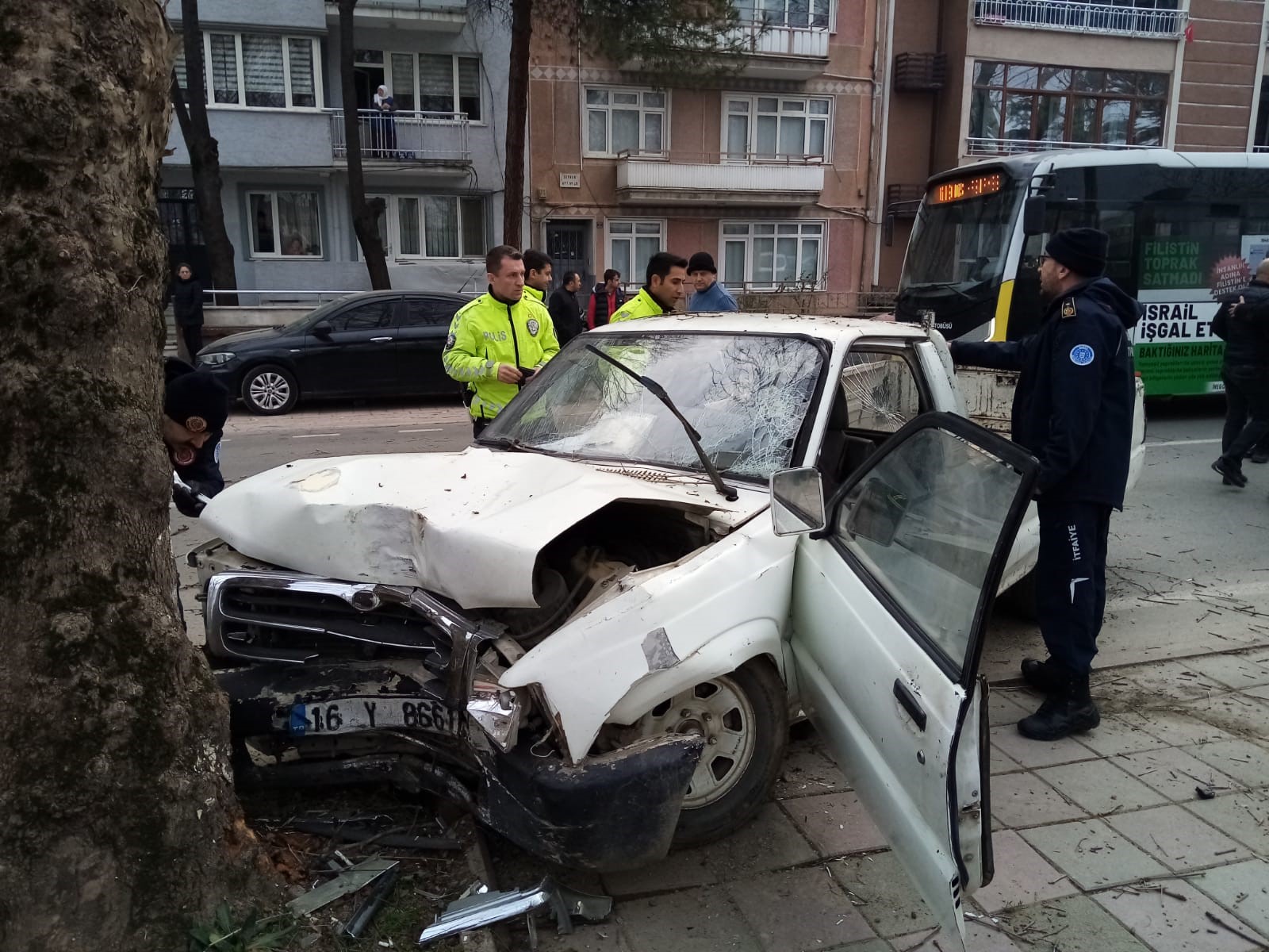 Direksiyonda Fenalaşarak Ağaca Çarpan Kamyonetin Sürücüsü Hayatını Kaybetti3