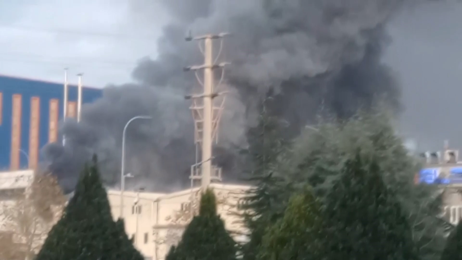 Fabrikada Korkutan Yangın! Dumanlar Kilometrelerce Öteden Görüldü 