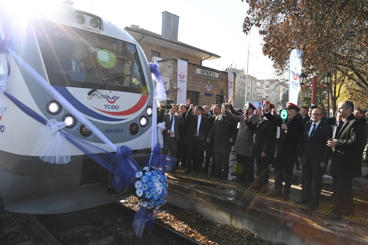 Isparta-İzmir Hattında Yeni Bir Dönem: Güller Ekspresi Gündüz Seferleriyle Yola Çıktı!