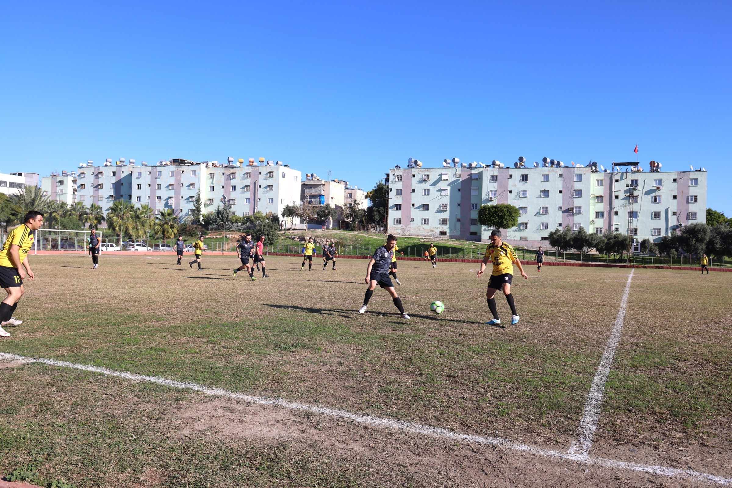 Mersin'de düzenlenen 15. "Kurtuluş Kupası Geleneksel Kurumlar Arası Futbol Turnuvası" eleme maçlarıyla devam ediyor.