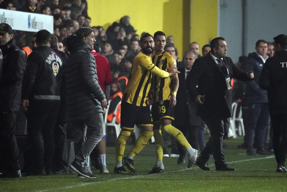  İstanbulspor Trabzonspor Maçında Sahadan Çekildi: Bekleyen Cezası Ne?