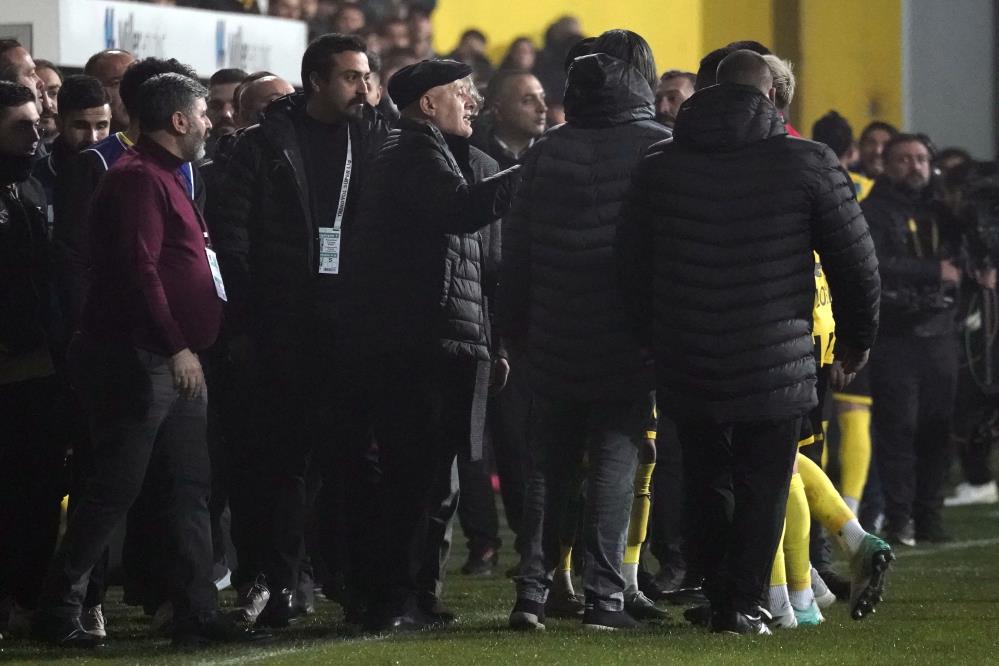  İstanbulspor Trabzonspor Maçında Sahadan Çekildi: Bekleyen Cezası Ne?