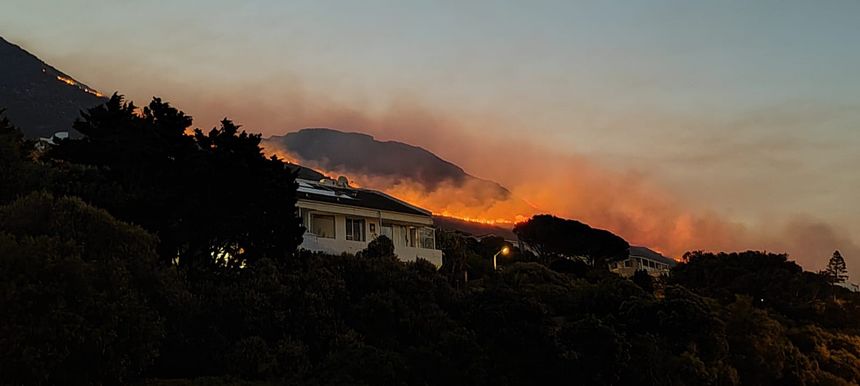 Güney Afrika Cumhuriyeti'nin başkenti Cape Town'un güneyindeki Simon’s Town bölgesinde meydana gelen orman yangınında, alevler evlere yaklaşınca riskli bölgelerdeki yerleşim alanlarının tahliye edildi.