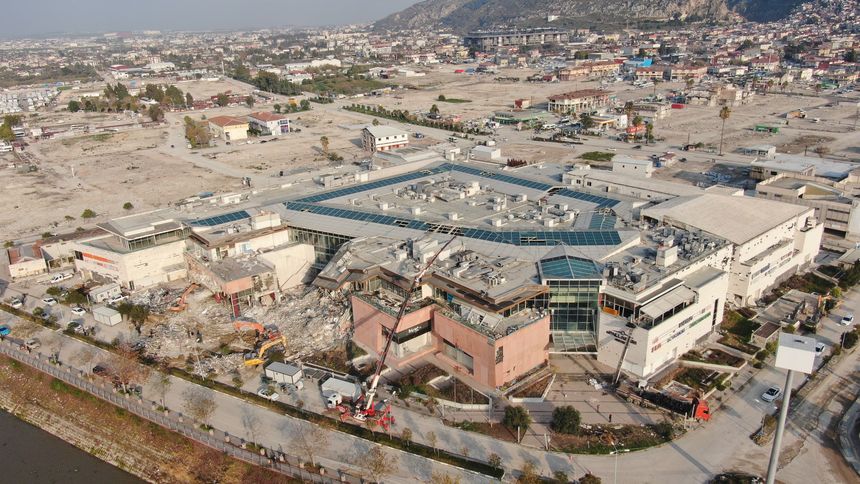 Hatay'ın Antakya ilçesinde 2013 yılında 150 milyon dolar maliyetle inşa edilen ve Kahramanmaraş merkezli depremler nedeniyle ağır hasar alan Haraparası Mahallesi'ndeki alışveriş merkezinin yıkımına başlandı.