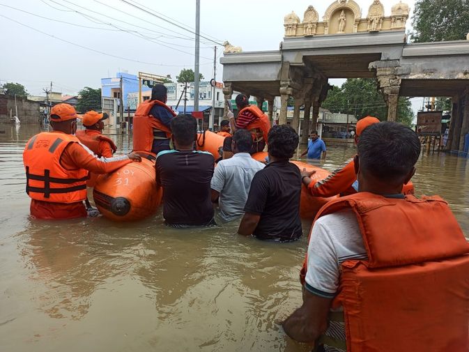 Hindistan'ın Tamil Nadu eyaletinde meydana gelen şiddetli yağışlar, yerleşim yerlerini sular altında bıraktı ve bazı yollarda büyük hasara yol açtı. 