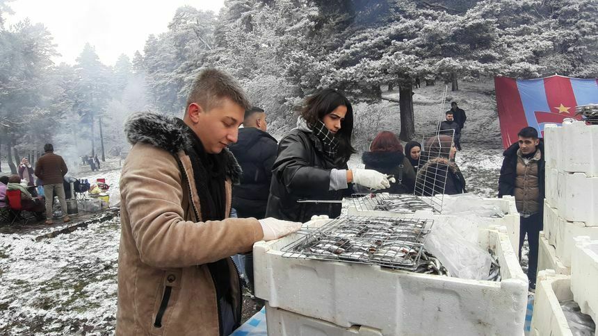 Kar altında hamsi festivali! 2 ton hamsi tükettiler