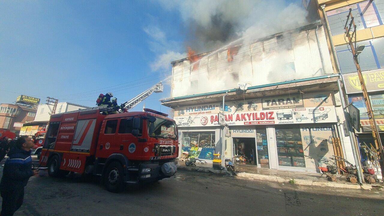 Kayseri’de Iş Yeri Deposunda Yangın2