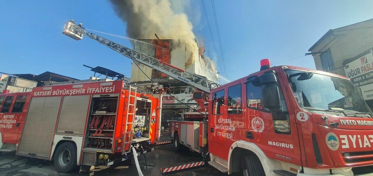 Kayseri’de Iş Yeri Deposunda Yangın3