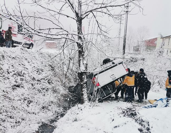 Ordu Ünye'de Kar Yağışı Nedeniyle Meydana Gelen Trafik Kazasında Yaralanan Çift Hastaneye Kaldırıldı