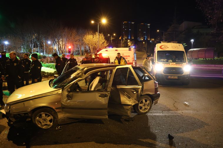 Nevşehir'de yaşanan bir trafik kazası olayında, alkollü bir sürücü polisin "dur" ihtarına uymayarak kaçtı.