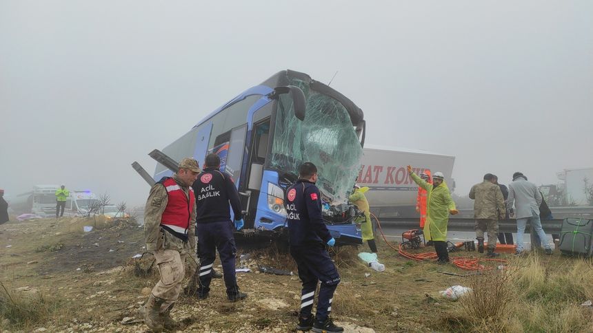 Şanlıurfa'da meydana gelen trafik kazasında, yoğun yağış ve sis nedeniyle İzmir'den Batman'a seyir halinde olan bir yolcu otobüsü ile iki tır çarpıştı.