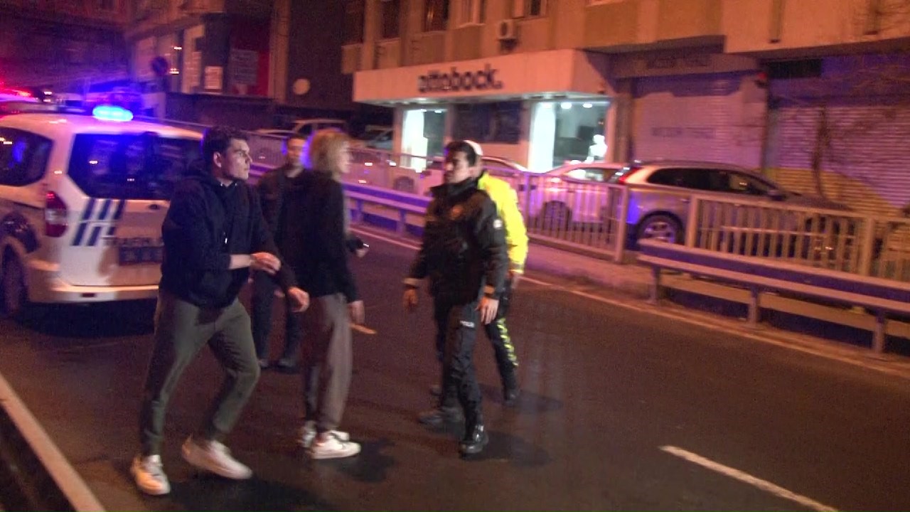 Üsküdar'da Alkollü Sürücü Kaza Yapınca Çekim Yapan Basın Mensuplarına Saldırdı3