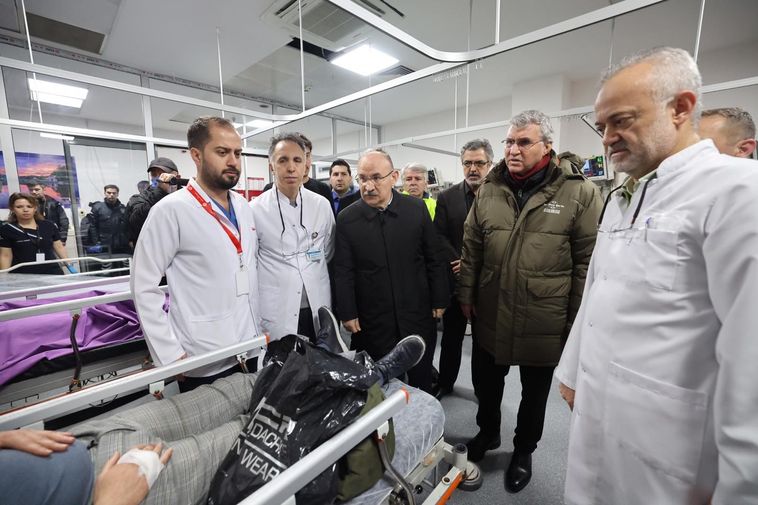 Vali Karadeniz Feci Kazada Hastaneye Kaldırılan Yaralıları Ziyaret Etti Result