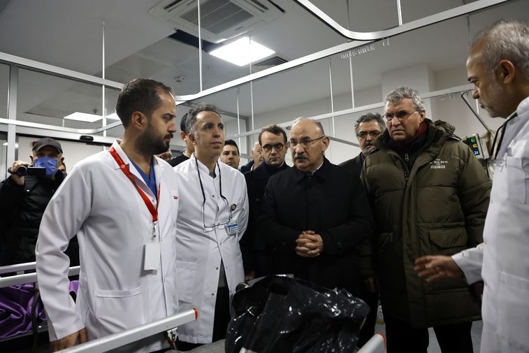Vali Karadeniz Feci Kazada Hastaneye Kaldırılan Yaralıları Ziyaret Etti2 Result