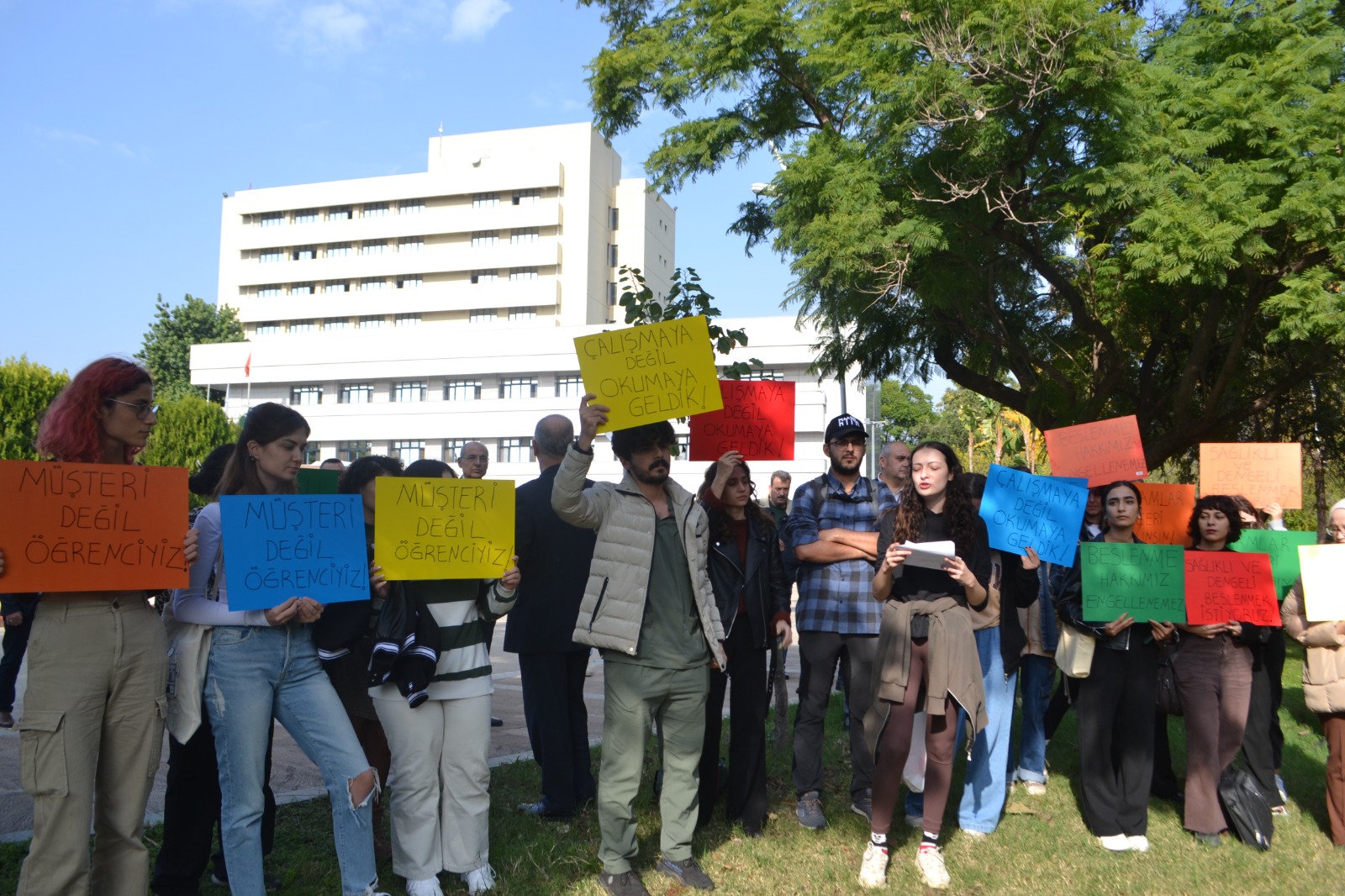 Akdeniz Üniversitesi öğrencilerinden yemek fiyatlarına tepki! Müşteri değil öğrenciyiz