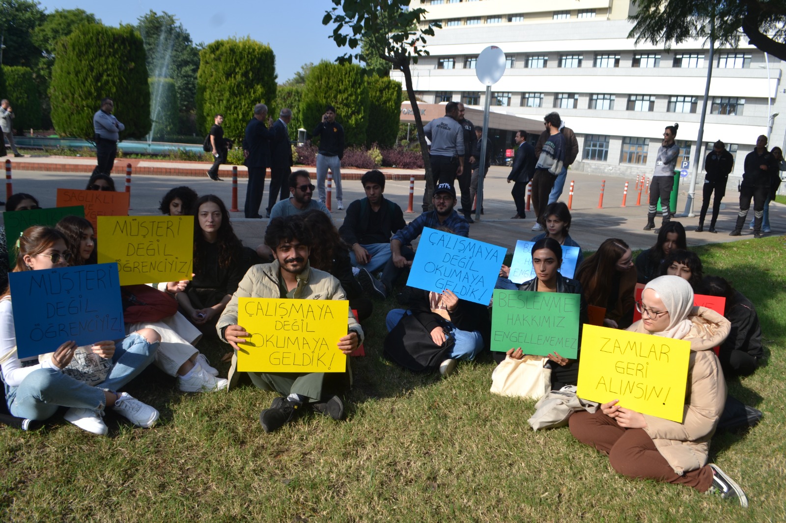 Akdeniz Üniversitesi öğrencilerinden yemek fiyatlarına tepki! Müşteri değil öğrenciyiz