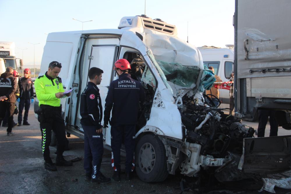 Antalya'da feci kaza:1 ölü 1 yaralı