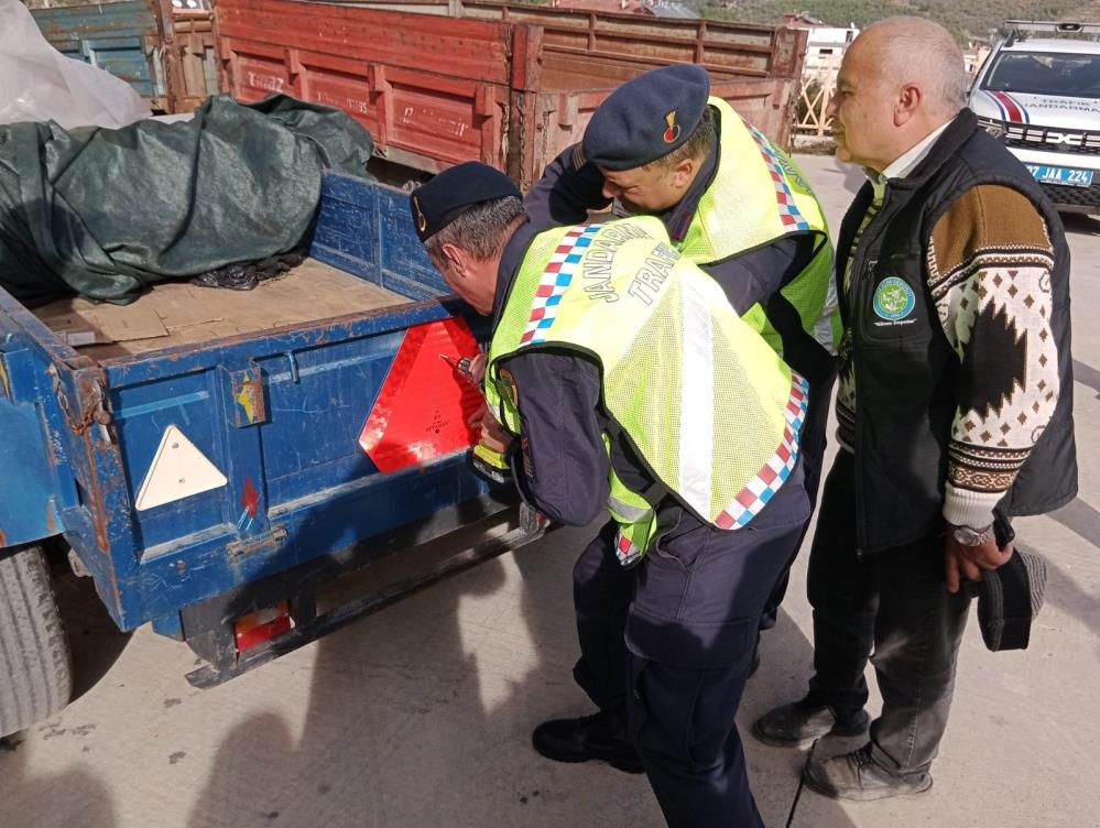 Manavgat İlçe Jandarma Komutanlığı Trafik Timleri, traktör sürücülerine yönelik trafik eğitimlerini sürdürüyor