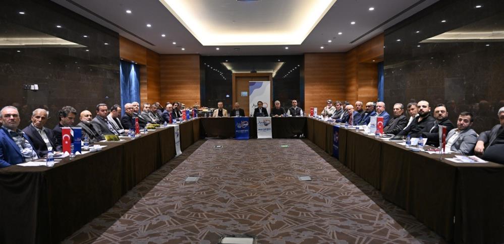 ATB Başkanı Ali Çandır: “Ortak Akılla Çalışıyoruz” Antalya, 18 Ocak 2024 - Antalya Ticaret Borsası (ATB) Müşterek Komite Toplantısı, ATB Başkanı Ali Çandır, Meclis Başkanı Erdoğan Ekinci ve 7 meslek komitesi üyelerinin katılımıyla gerçekleşti.  ATB’nin Ortak Hareket Etme Kültürü ATB Başkanı Ali Çandır, toplantıda yaptığı konuşmada, göreve başladığından beri “Birlikte hareket etme kültürümüzü geliştireceğiz” ilkesiyle hareket ettiklerini belirtti. Çandır, “Bu yaklaşımımızı görev süremiz boyunca devam ettirdik ve ettireceğiz. Sizler gibi değerli arkadaşlarımızla birlikte çalışmanın, ekip anlayışımıza güç kattığına inanıyoruz. Sizlerden aldığımız destekle, sektörümüz, kentimiz ve ülkemiz için daha fazla çalışıp, daha fazla üreteceğiz” dedi.  ATB’nin Hizmet Odaklı Çalışmaları ATB yönetimi olarak hizmet odaklı çalıştıklarını vurgulayan Çandır, “Kurumumuza ve kamuoyuna duyduğumuz sorumluluk gereği hiç kimsenin gölgesine girmedik, kimseye de gölge etmedik. Üyelerimizin sorunları ve hakları uğruna, sektörümüzün ve kentimizin geleceğini gözeterek çalışmalarımızı var gücümüzle sürdürdük. Kişisel çıkar ya da gelecek peşinde koşmadan aynı sorumlulukla çalışmaya devam edeceğiz” diye konuştu.  ATB’nin Gelecek Planları Önümüzdeki dönemde, ekonomik faaliyetlerin yanı sıra Antalya’nın gelişime katkı sağlamak için hayata geçirilecek proje ve faaliyetlerde de ortak akılla birlikte çalışacaklarını belirten Çandır, “Antalya ve Türkiye tarımına ve ekonomisine hep birlikte katkıda bulunmaya devam edeceğiz” dedi.  ATB’nin Sorunlara Yaklaşımı Çandır, “Sektörümüz, kentimiz ve ülkemiz gündemdeki tüm konular, komite toplantılarımızda ele alınmakta ve bu da bize güç katmaktadır. Gelecekte alınacak kararları da titizlikle takip edecek ve çözüm için faaliyetlerimizi kesintisiz bir şekilde sürdüreceğiz” diye konuştu.  Toplantıda, komite üyelerine yönelik ekonomik değerlendirme anketi yapıldı ve sektörleriyle ilgili değerlendirmelerde bulunuldu. ATB’nin gelecekteki çalışmaları ve projeleri hakkında bilgi verildi.