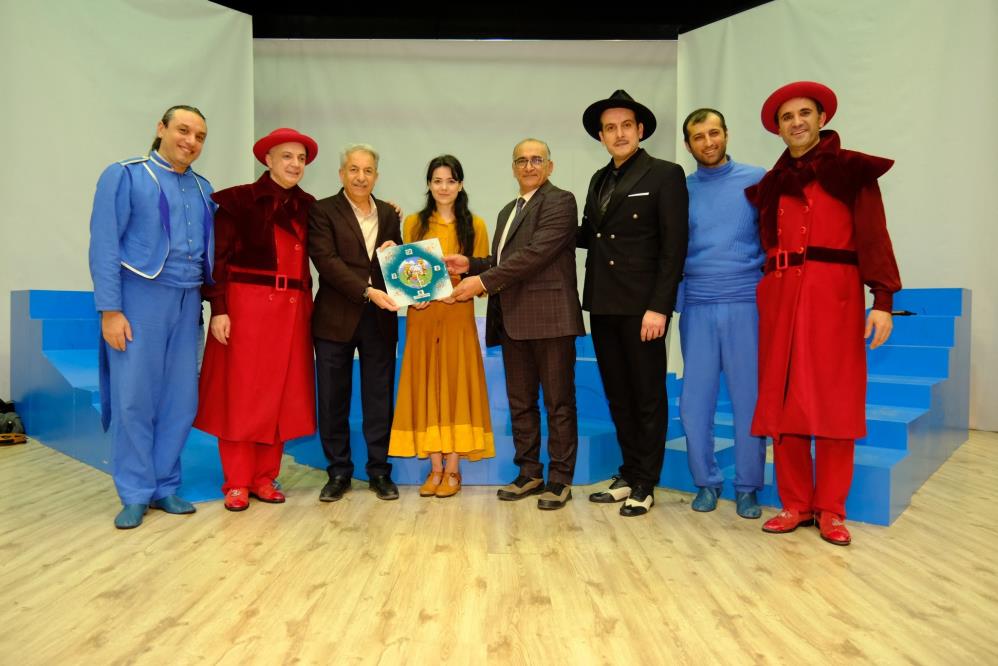  Akşehir'de '39 Buçuk Basamak' komedi rüzgarı esti