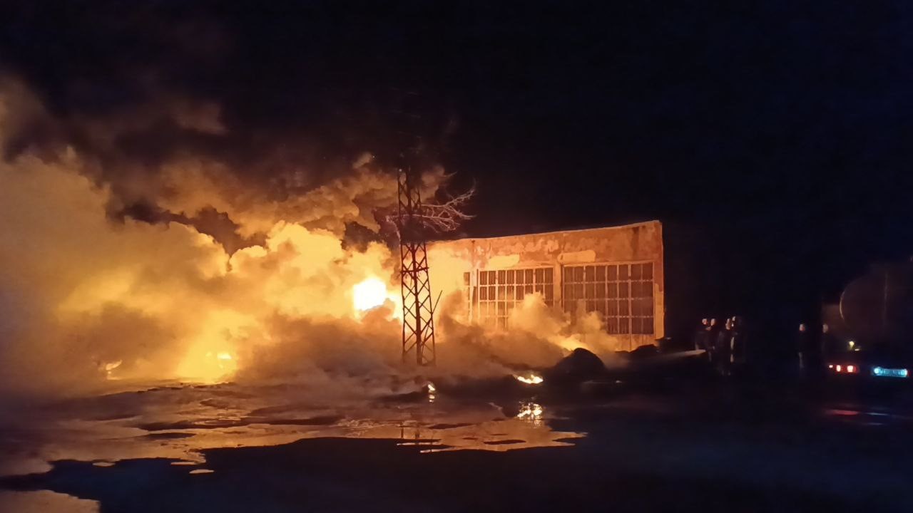 Adana Kozan Sanayi Sitesinde Yangın! İş Yeri Ve Araçlar Kül Oldu