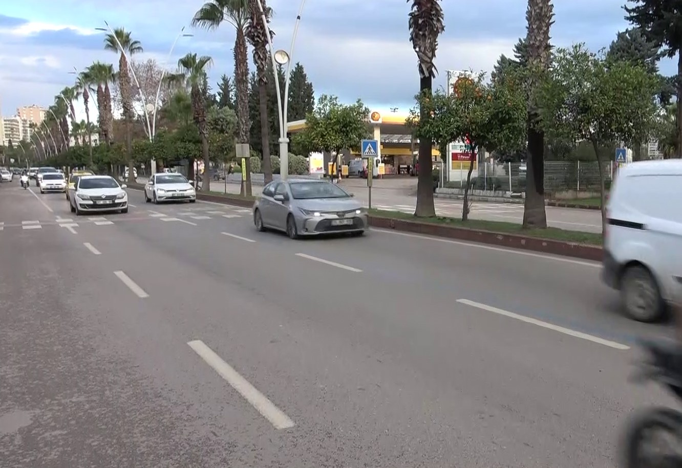 Adana'da Feci Son! Yolun Karşısına Geçerken 2 Otomobilin Altında Kaldı 