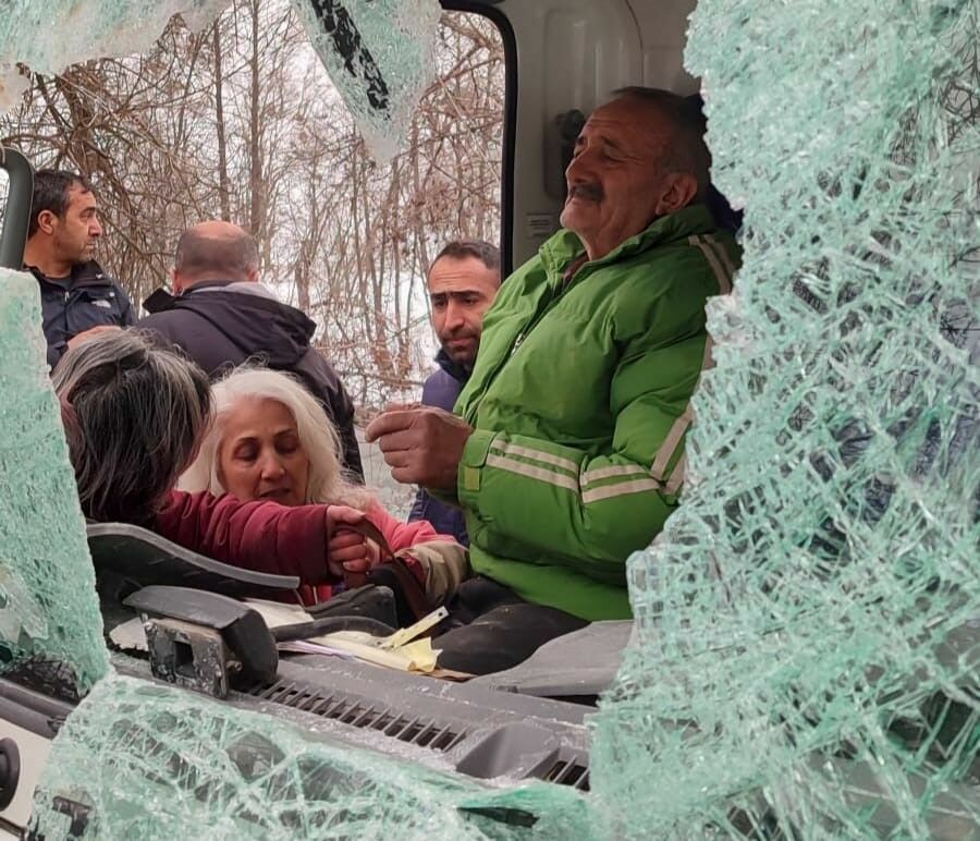 Dağdan Kopan Kaya Parçası Aracın Içerisine Girmişti2