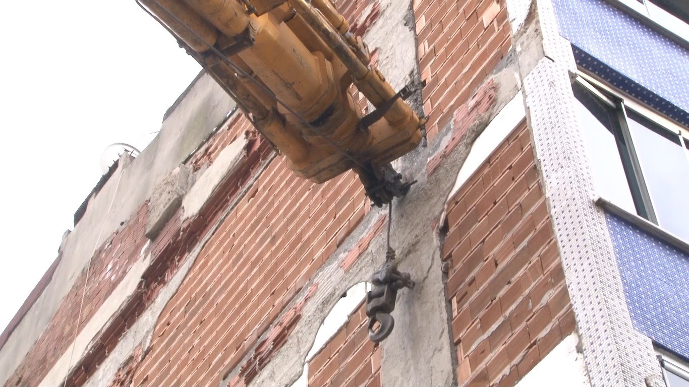 Gaziosmanpaşa'da Toprak Kayması! 2 Bina Vinçle Desteklendi 