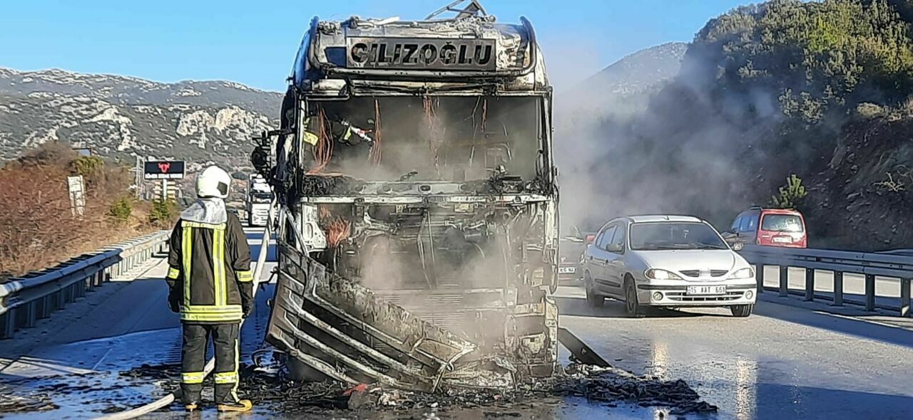 Burdur'da Seyir Halindeki Tır Alev Alev Yandı!