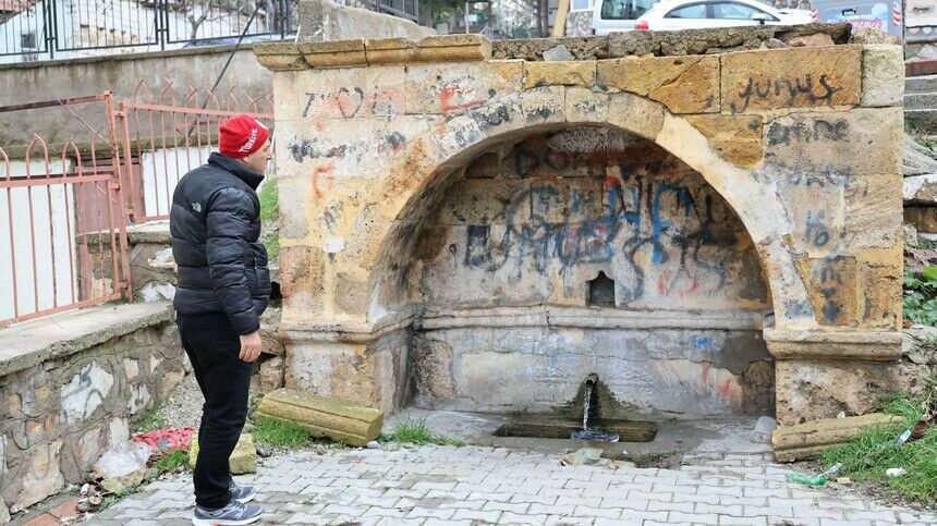 Kırşehir'de Tarihi Çeşmeye Sprey Boyalı Saldırı: Öğrenciler Temizlik Kampanyası Başlattı