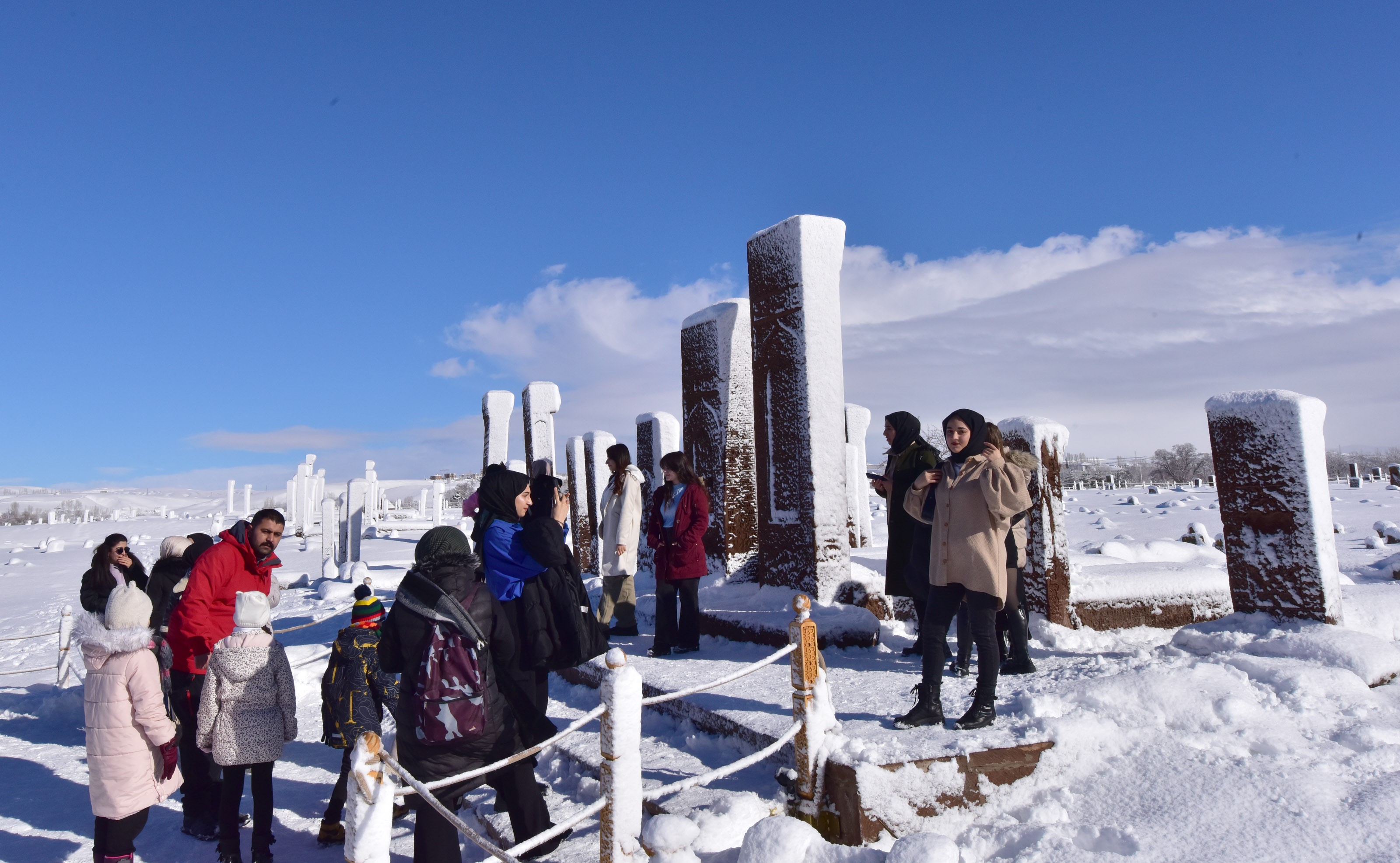 Doğu Anadolu Bölgesi'nde etkili olan kar yağışı, tarihi bir atmosfere sahip olan Bitlis'in Ahlat ilçesinde bulunan Selçuklu Meydan Mezarlığı'nı beyaz bir örtüyle örttü.