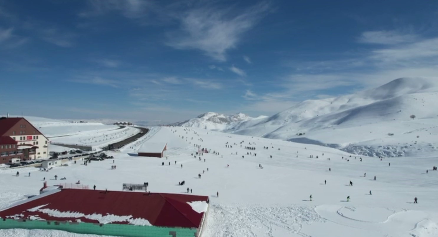 Doğu Anadolu Bölgesi'nin kışın gözde sporlarından biri olan kayak tutkunları, beklenen kar yağışının ardından Hesarek Kayak Merkezi'nde sezonun açılmasıyla birlikte heyecanla pistlere akın etti.