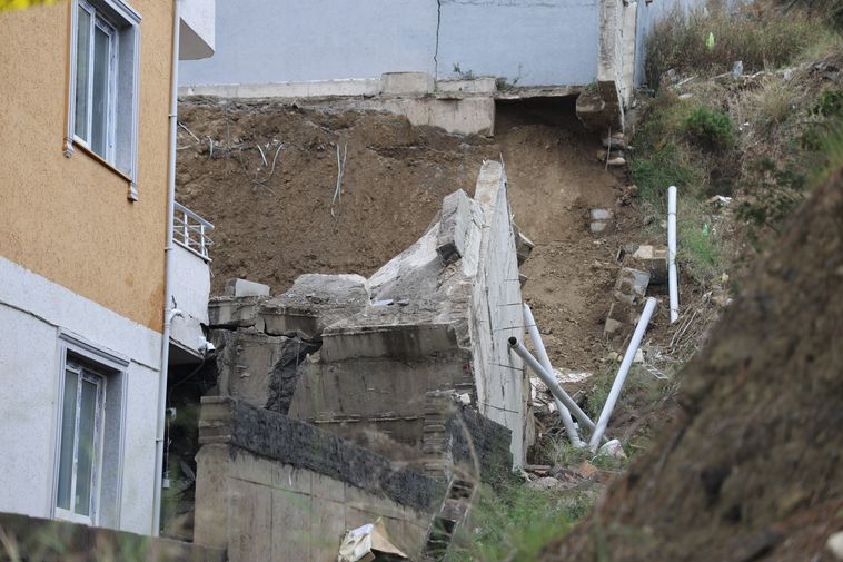 Hatay'da 5 Katlı Binanın Istinat Duvarı Çöktü 