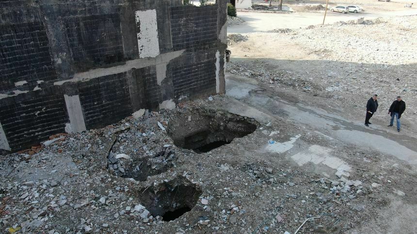 Hatay'da Enkazı Kaldırılan Binanın Temelinden Obruk Çıktı!