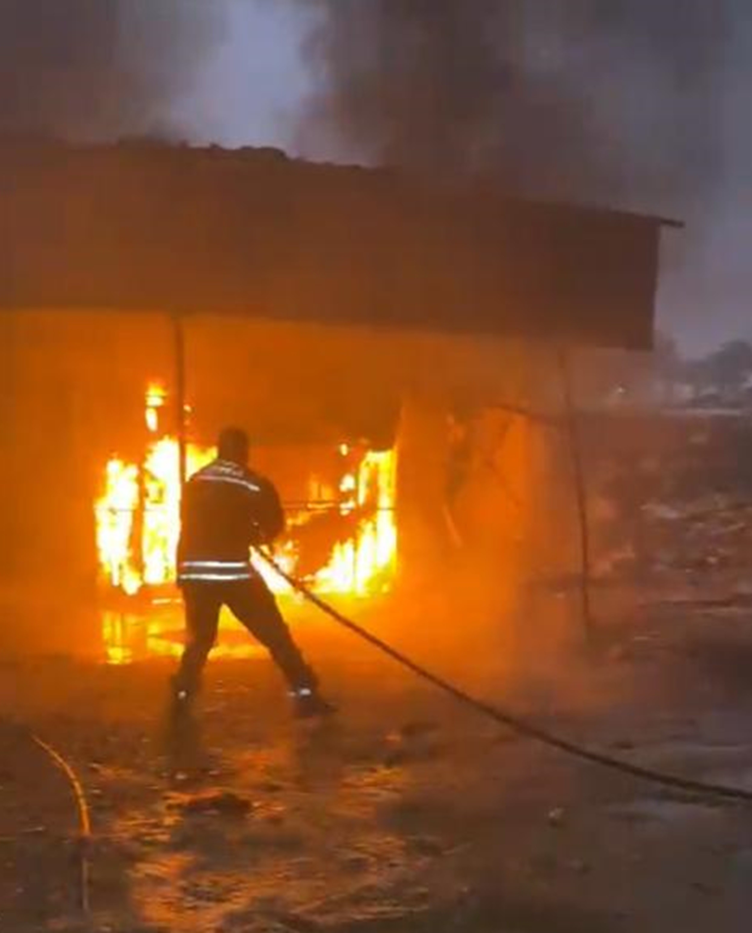 Hatay'da Prefabrik Iş Yeri Alev Alev Yandı 